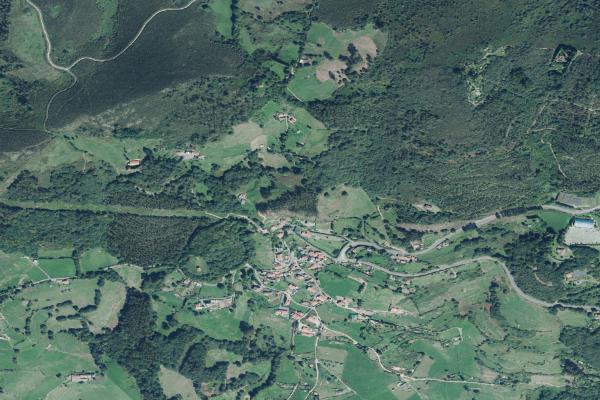 Vista aérea de finca rústica en Santa Eulalia de Oscos (Asturias)
