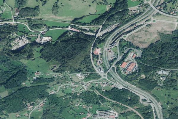 Vista aérea de vivienda en Mieres (Asturias)