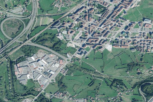 Vista aérea de inmueble en Navia (Asturias)