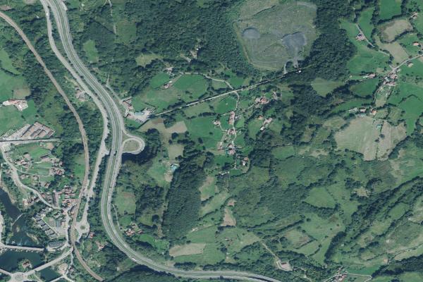 Vista aérea de vivienda en Cudillero (Asturias)