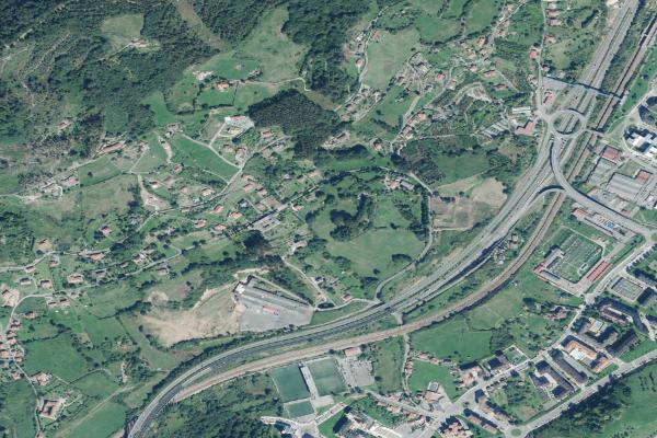 Vista aérea de vivienda en Lugones (Asturias)