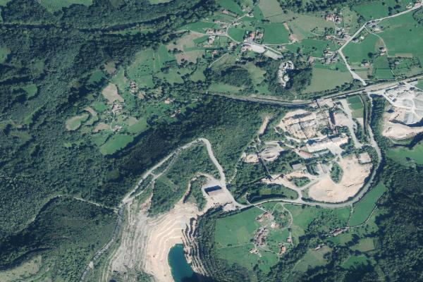 Vista aérea de vivienda en Lugones (Asturias)