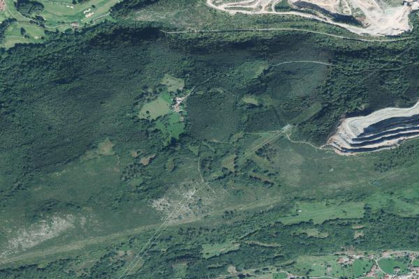 Vista aérea de vivienda en Lugones (Asturias)