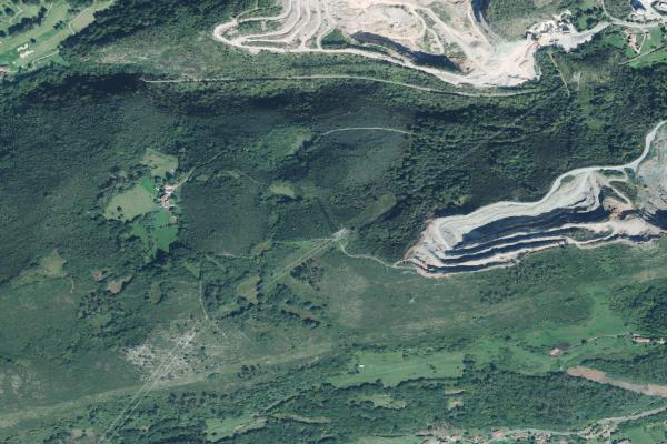 Vista aérea de vivienda en Lugones (Asturias)