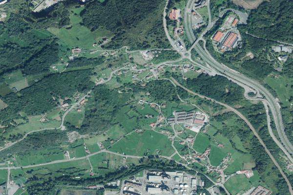 Vista aérea de vivienda en Lugones (Asturias)