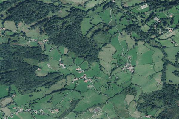 Vista aérea de vivienda en Lugones (Asturias)