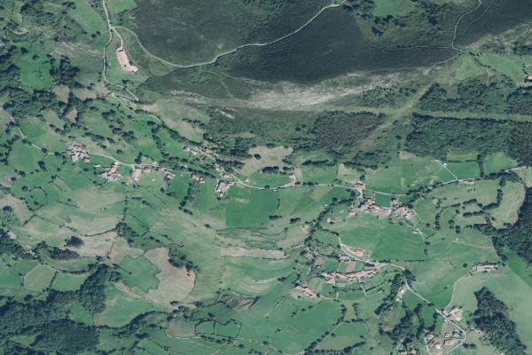 Vista aérea de vivienda en Pola de Lena (Asturias)