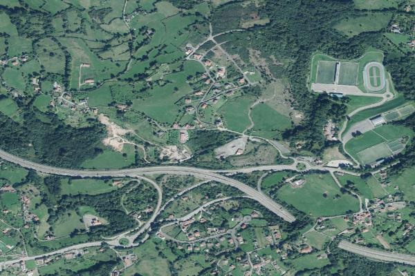 Vista aérea de vivienda en San Martin del Rey Aurelio (Asturias)