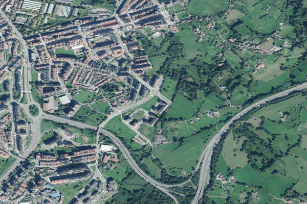 Vista aérea de vivienda en Parres (Asturias)