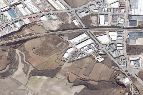 Vista aérea de finca rústica en Regumiel de la Sierra (Burgos)