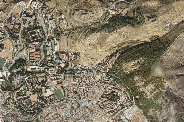 Vista aérea de vivienda en Izanalloz (Granada)
