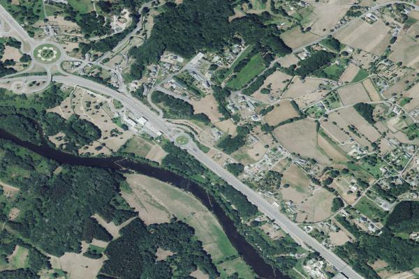 Vista aérea de vivienda en Outeiro de Rei (Lugo)