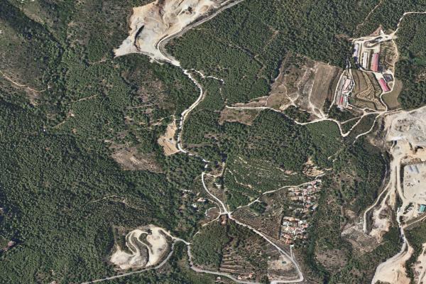 Vista aérea de vivienda en La Pobla de Montornes (Tarragona)